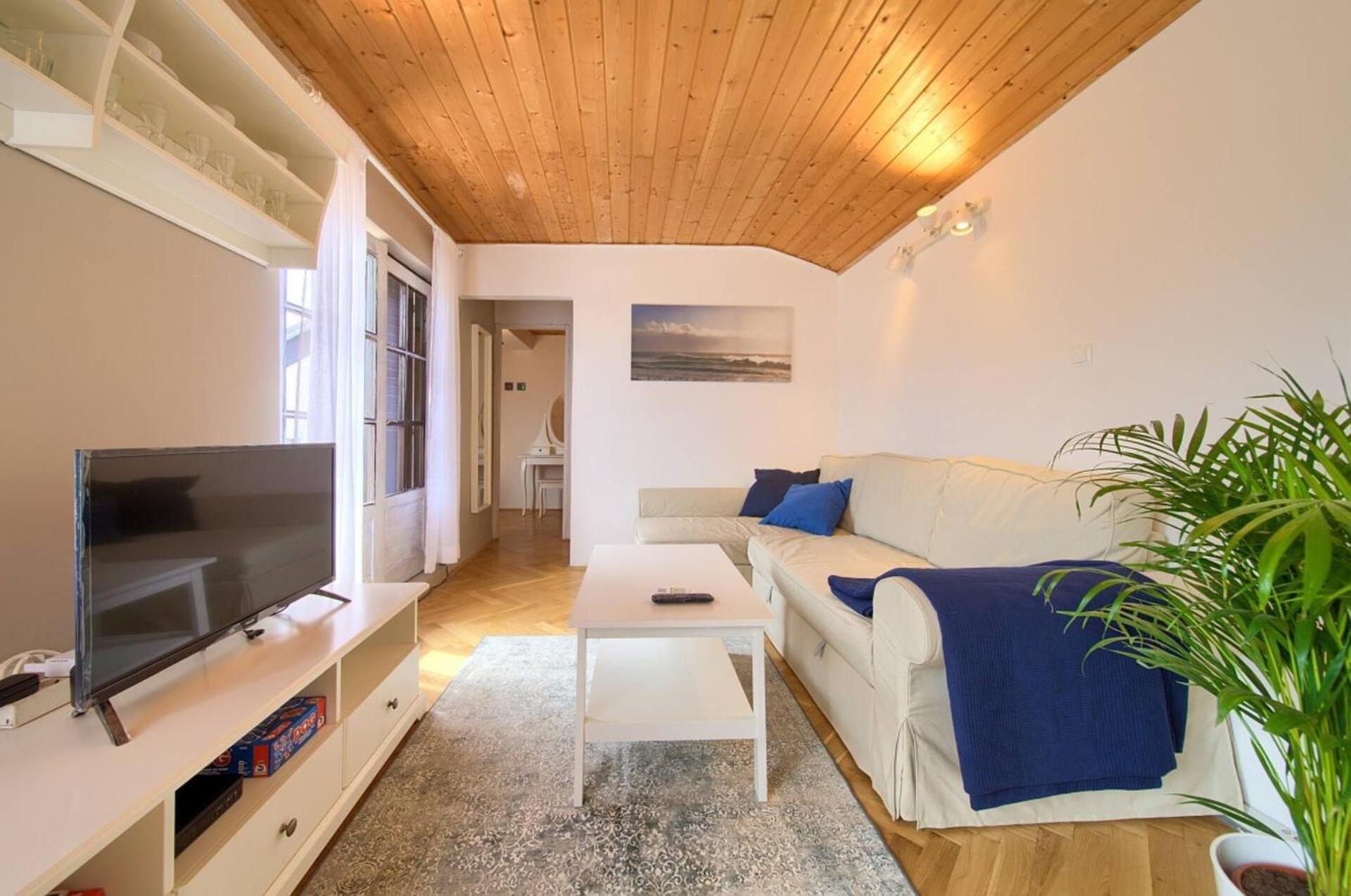 Nana - 3* Baška